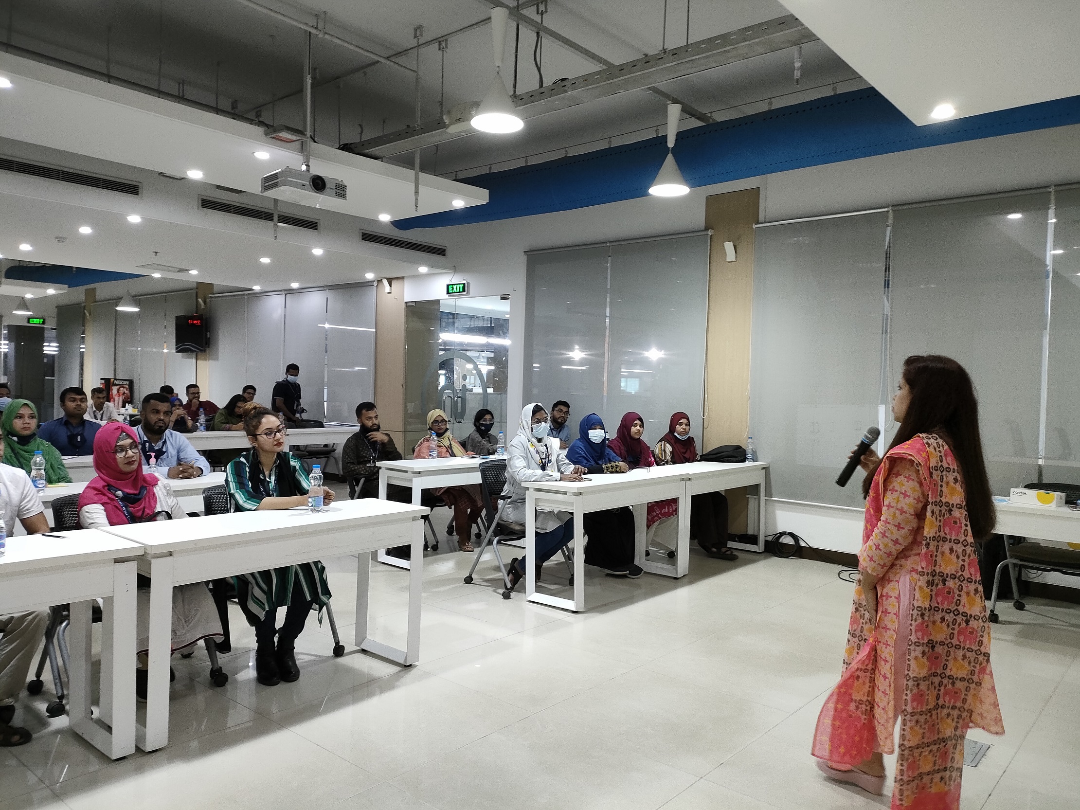 EXECUTIVE DEVELOPMENT CENTER, SEIP OF EWU ARRANGED PRACTICAL SESSIONS IN  THE FOOTWEAR TESTING LAB AT INTERTEK BANGLADESH – EDC-SEIP